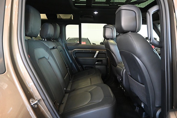 Land Rover Defender 90 14 of 27