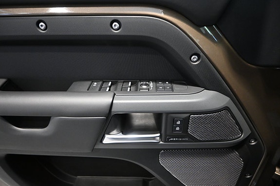 Land Rover Defender 90 21 of 27
