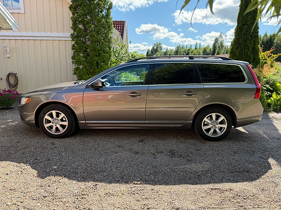 Volvo V70 2 of 5