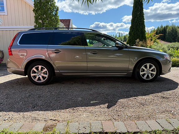 Volvo V70 3 of 5