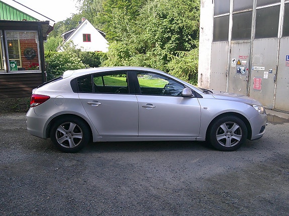 Chevrolet Cruze 2 of 3