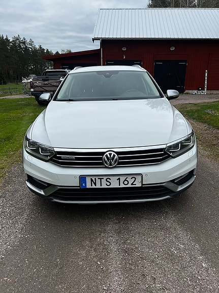 Volkswagen Passat Alltrack 2 of 20