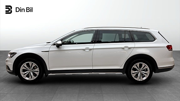 Volkswagen Passat Alltrack 2 of 5