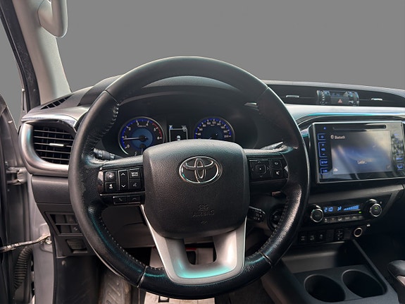 Toyota HiLux 14 of 23