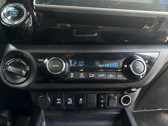 Toyota HiLux 17 of 23