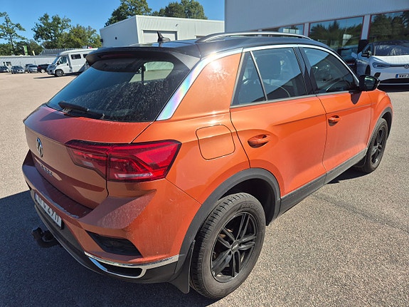 Volkswagen T-Roc 3 of 4