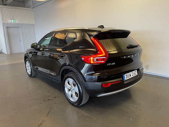 Volvo XC40 3 of 5