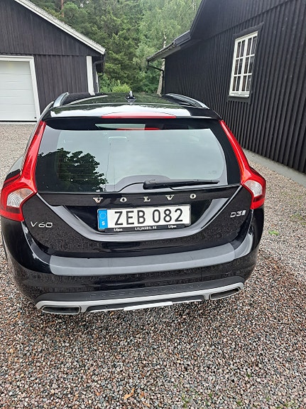 Volvo V60 Cross Country 2 of 5