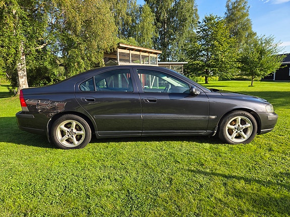 Volvo S60 2 of 5