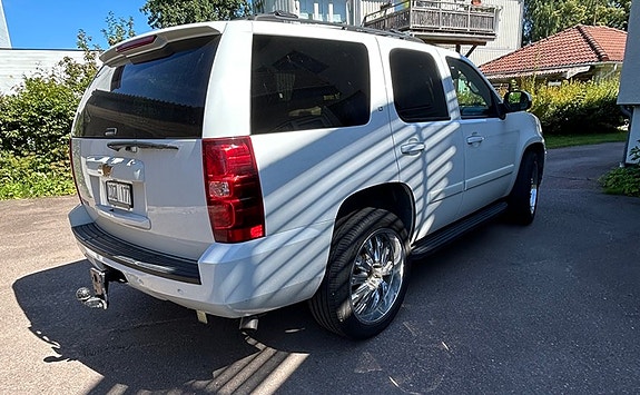 Chevrolet Tahoe 2 of 5