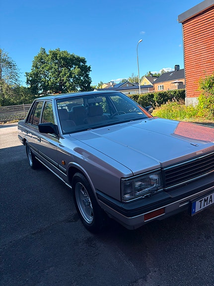 Nissan Laurel 2 of 5