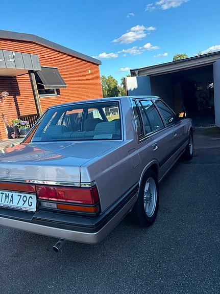 Nissan Laurel 10 of 17