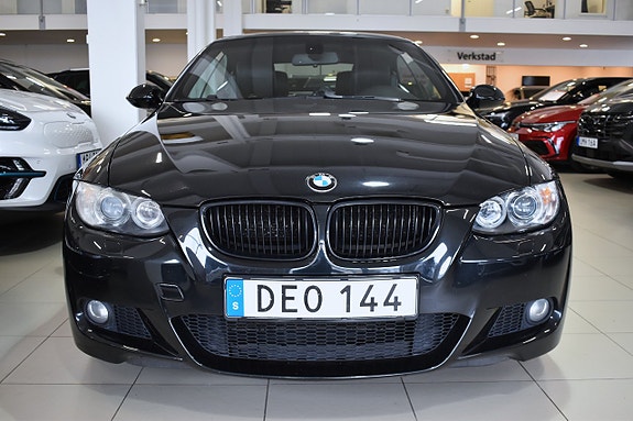 BMW 320i 2 of 5