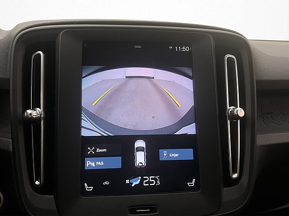 Volvo XC40 16 of 30