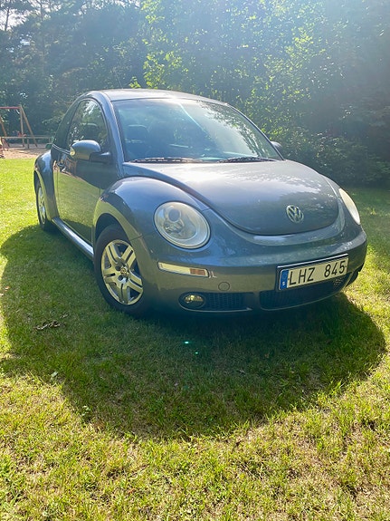 Volkswagen New Beetle 2 of 5