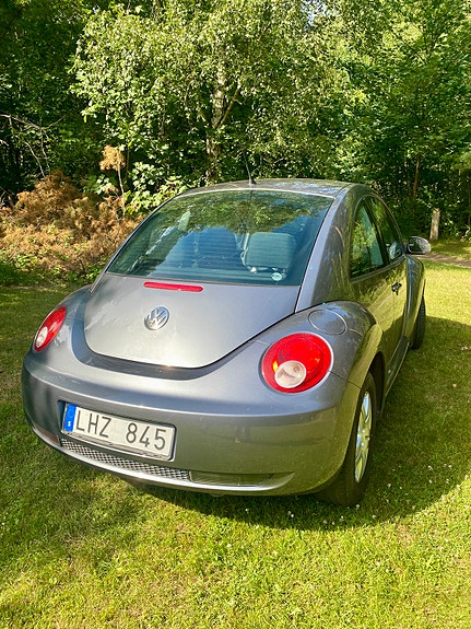 Volkswagen New Beetle 4 of 5