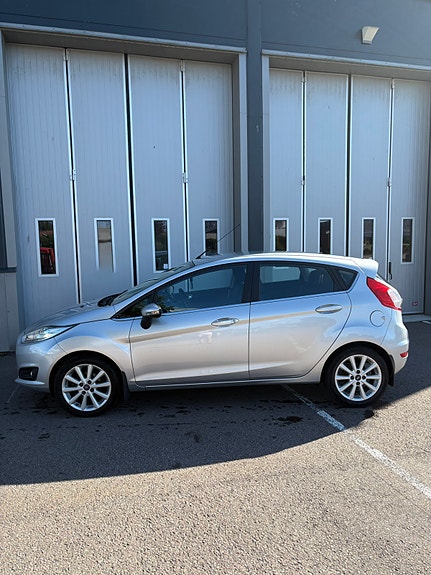 Ford Fiesta 2 of 5