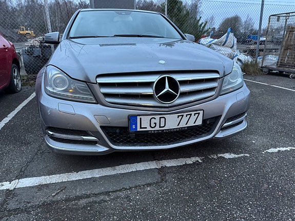 Mercedes-Benz C220 3 of 5