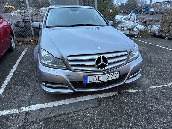 Mercedes-Benz C220 2 of 5