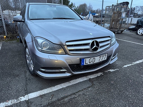 Mercedes-Benz C220 4 of 5