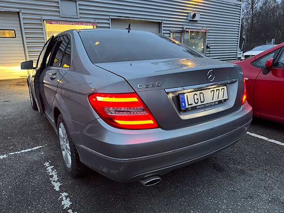 Mercedes-Benz C220 9 of 21