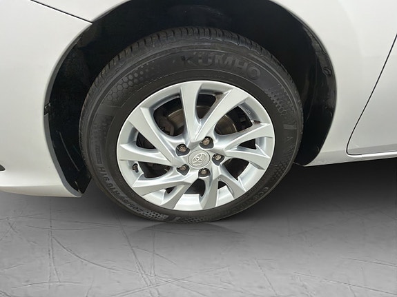 Toyota Auris 28 of 30