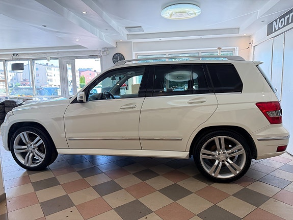 Mercedes-Benz GLK320 4 of 5