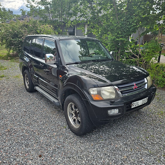 Mitsubishi Pajero 2 of 19