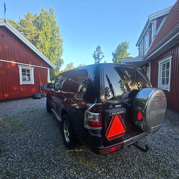 Mitsubishi Pajero 4 of 19