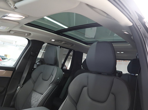 Volvo XC90 30 of 30