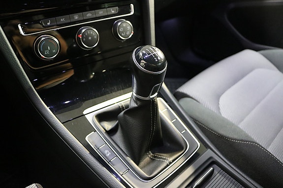 Volkswagen Golf VII 11 of 23
