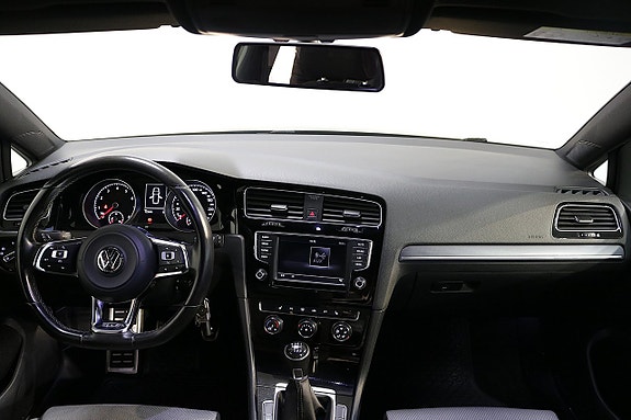Volkswagen Golf VII 12 of 23