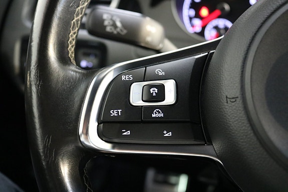 Volkswagen Golf VII 10 of 23