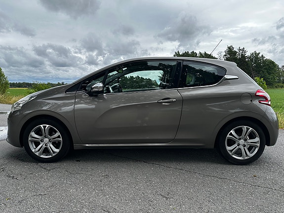 Peugeot 208 2 of 5