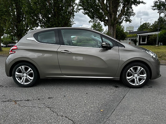 Peugeot 208 3 of 5