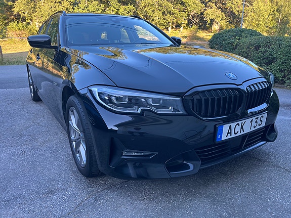 BMW 330e 3 of 5