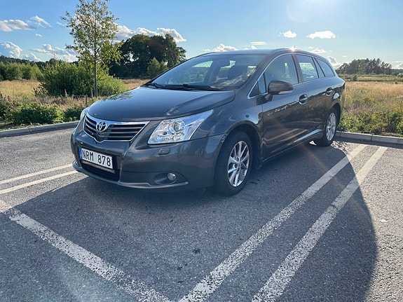 Toyota Avensis 2 of 5