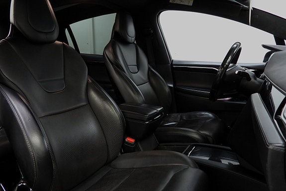 Tesla Model X 16 of 30