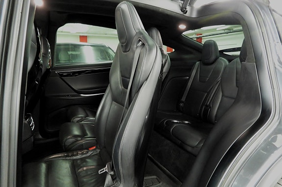 Tesla Model X 23 of 30