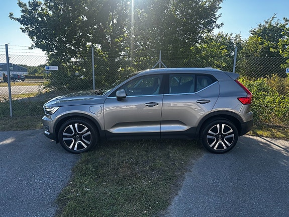 Volvo XC40 2 of 5