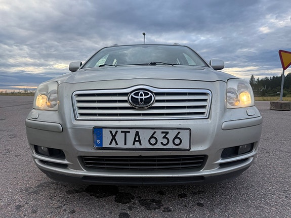 Toyota Avensis 2 of 5