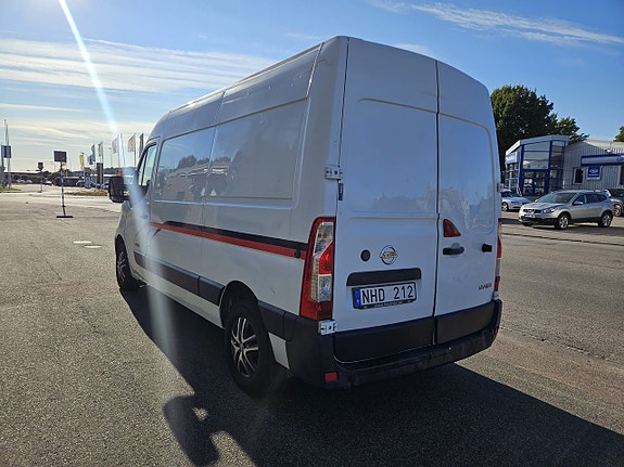 Nissan NV400 2 of 5
