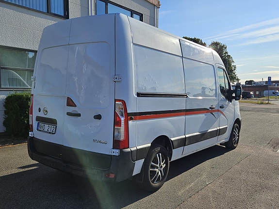 Nissan NV400 3 of 5