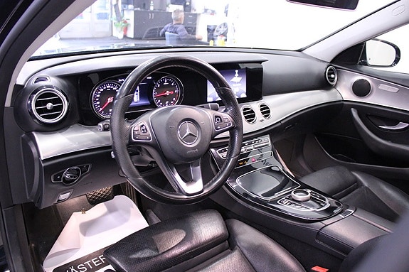 Mercedes-Benz E220 12 of 30