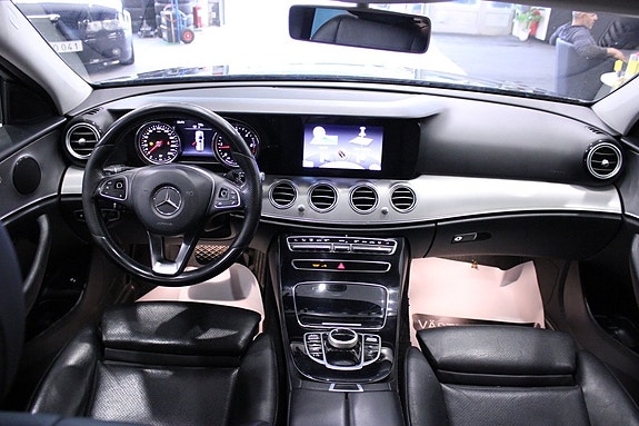 Mercedes-Benz E220 14 of 30
