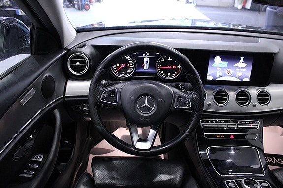 Mercedes-Benz E220 13 of 30