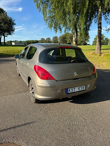 Peugeot 308 2 of 5