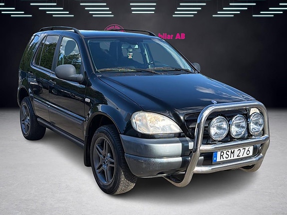 Mercedes-Benz ML320 4 of 5