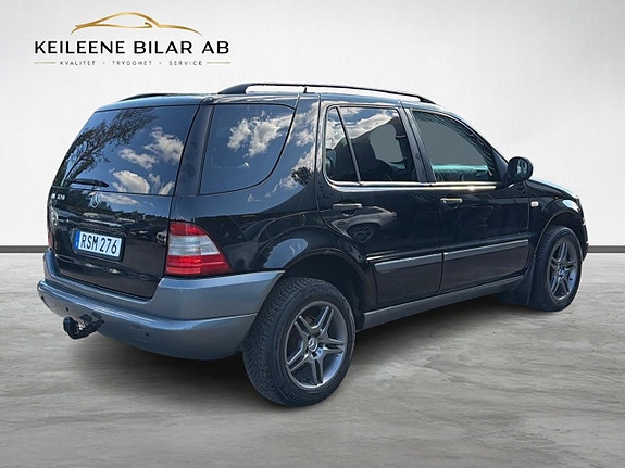 Mercedes-Benz ML320 8 of 23