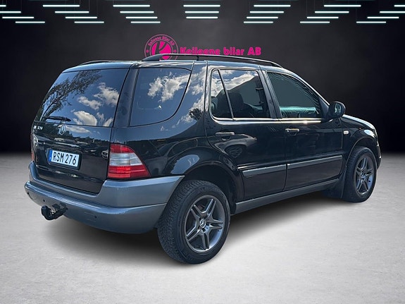Mercedes-Benz ML320 8 of 23